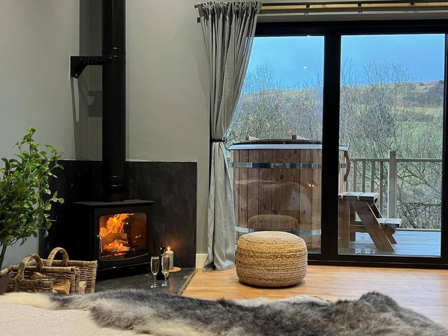 Luxury Lodge In The Treetops Llanbrynmair ภายนอก รูปภาพ