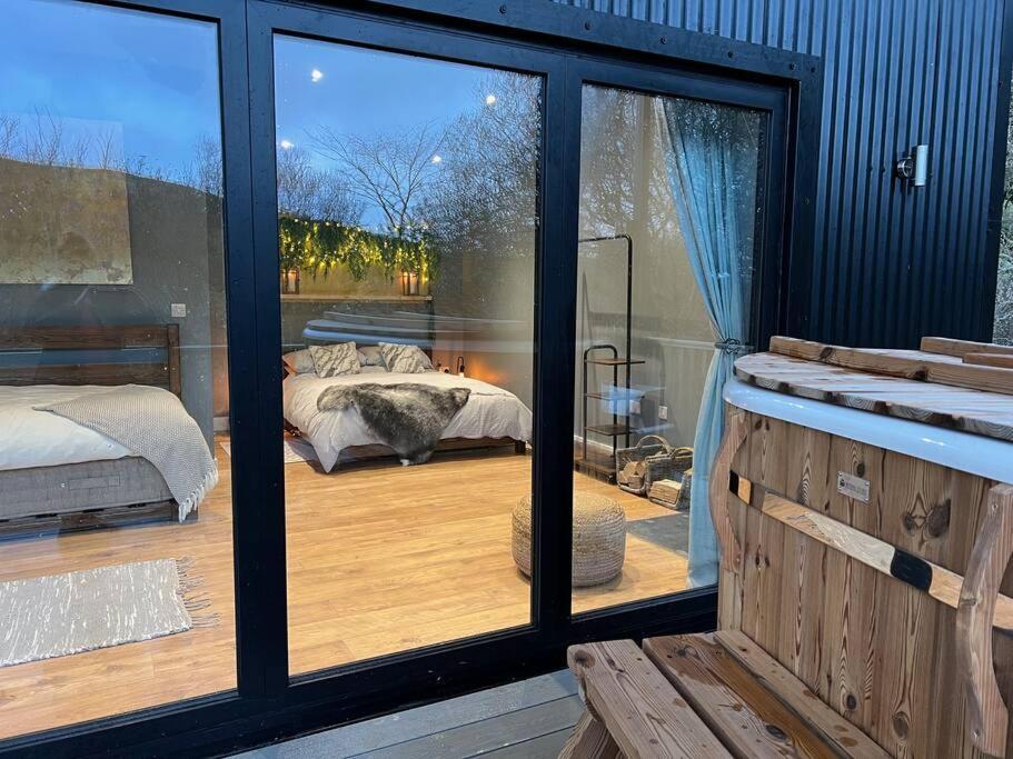 Luxury Lodge In The Treetops Llanbrynmair ภายนอก รูปภาพ