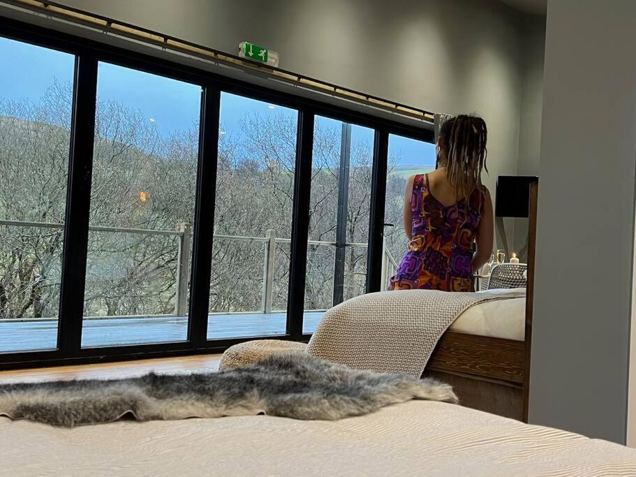 Luxury Lodge In The Treetops Llanbrynmair ภายนอก รูปภาพ